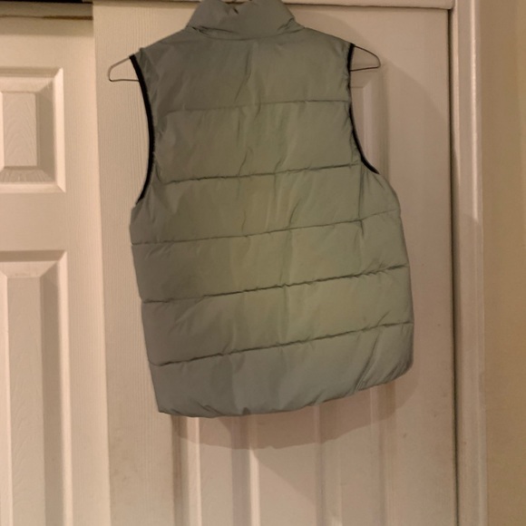 VEST - Picture 2 of 6